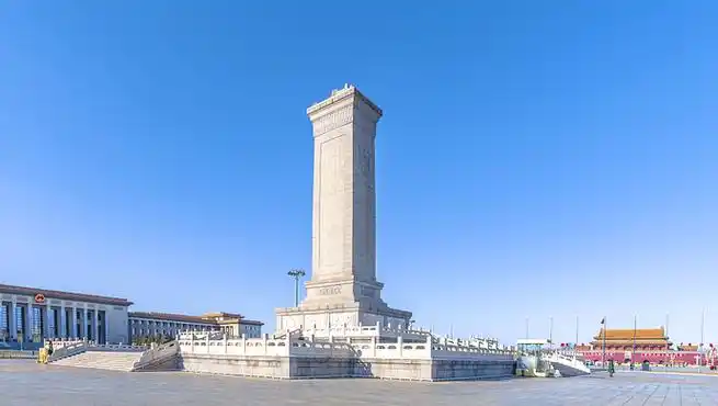 厄立特里亚总统伊萨亚斯向人民英雄纪念碑敬献花圈