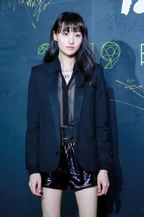 西装内搭透视衫大秀"漫画腿",身材绝了_生活资讯_资讯中心 - 265学校