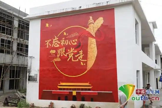 湖北工大青年学子走进汀泗桥镇手执画笔绘初心_青年组织__中国青年网