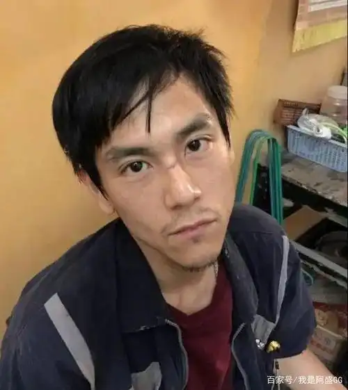 脱下衣服更是瘦成了皮包骨,骨头都清晰可见.