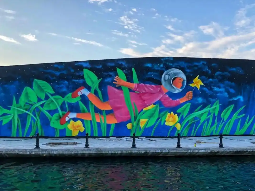 施政烈日当头高温中墙绘他却说这里和海岛没啥差别