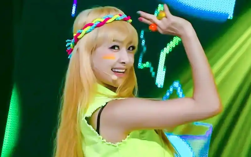 打歌舞台回顾宋茜金发限定较为少见的爱豆造型