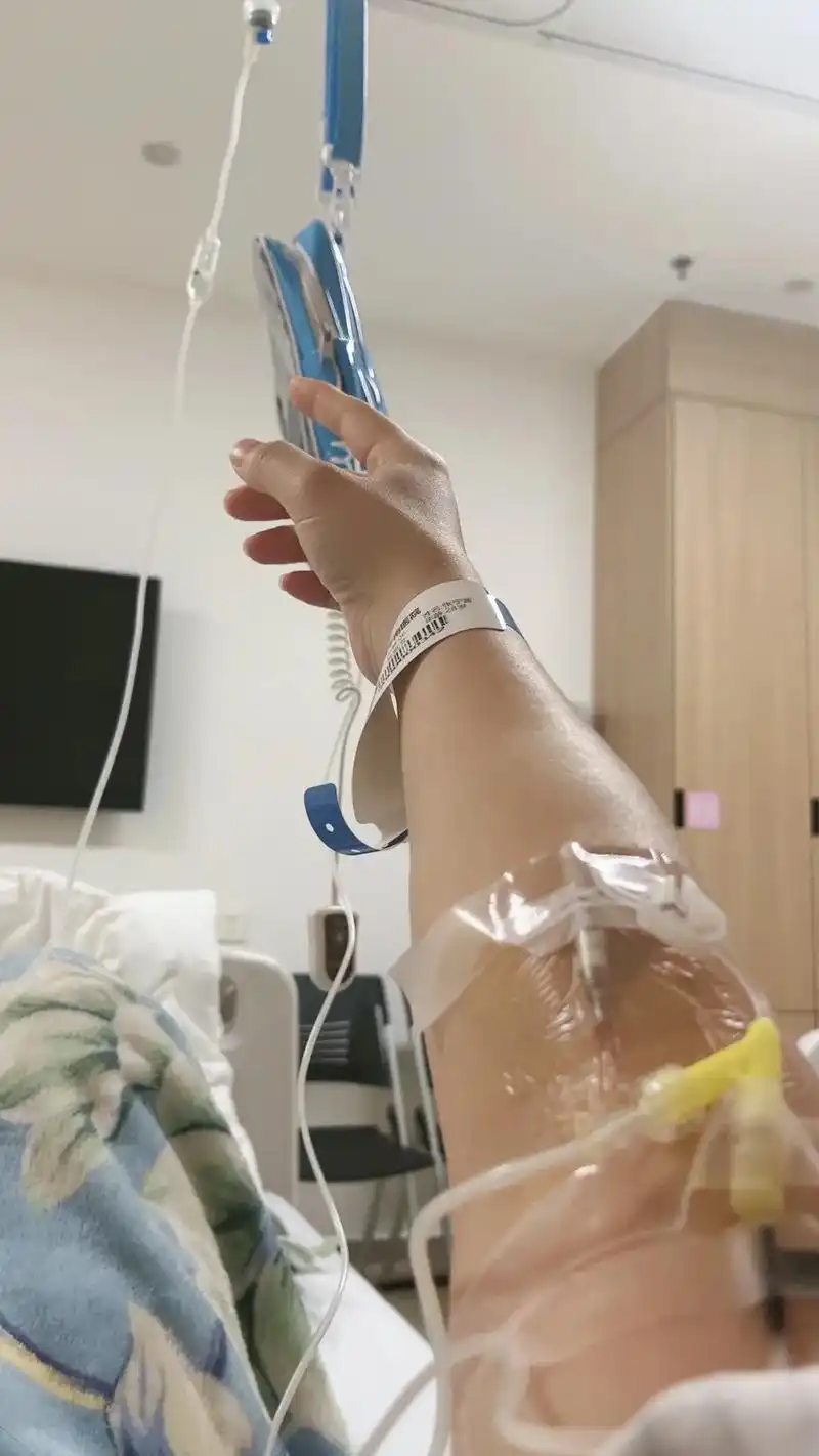 一个人在医院打点滴,他看着点滴,看着看着就笑了,请问为什么? - 抖音