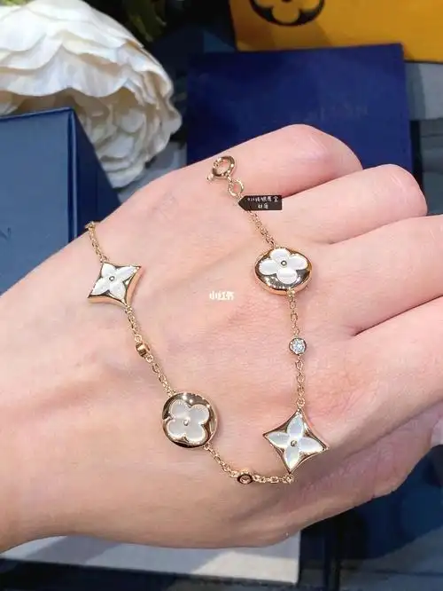 lv经典老花白贝母4花手链太仙啦