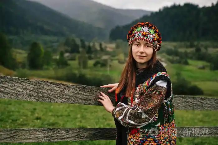 美丽的高加索女人穿着民族和传统的喀尔巴阡山乌克兰服装.