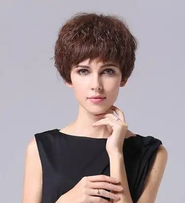 中年胖女人梳短烫发时尚减龄又显瘦[短发]标签:胖人发型短发烫发发型