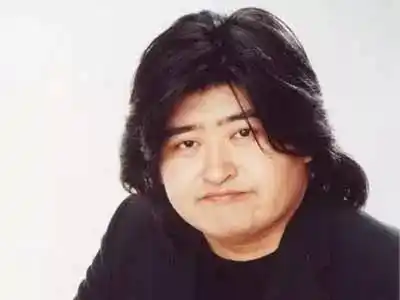 发际线低你还中分,看起来就像往前滑的假发,你能想象到刘欢披肩发吗