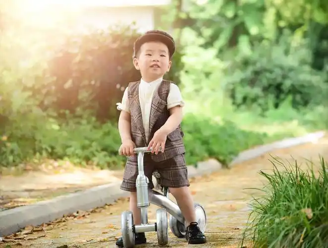 夏天林荫下玩耍的中国小男孩