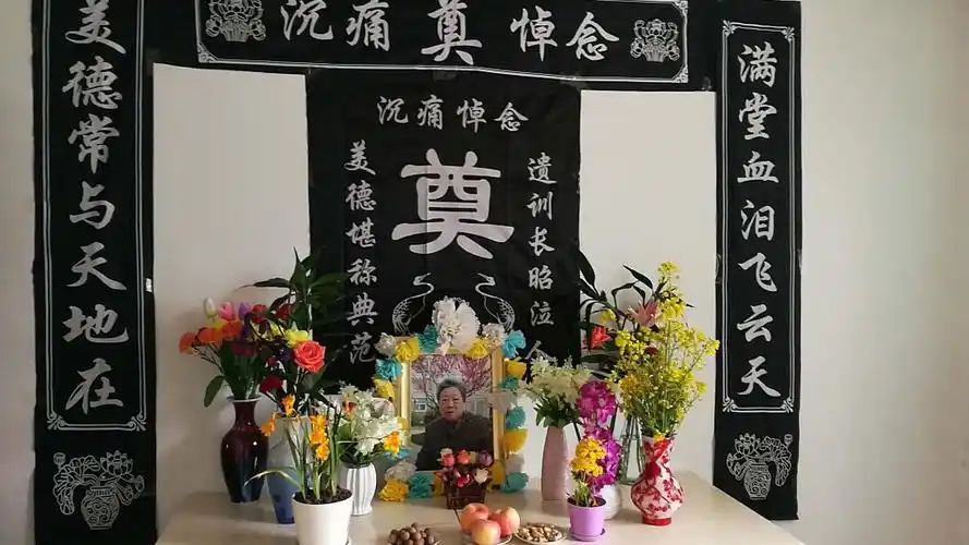 当日,母亲的骨灰与先去的父亲同穴安葬在小蜀山公墓. 爸爸,妈妈,你们