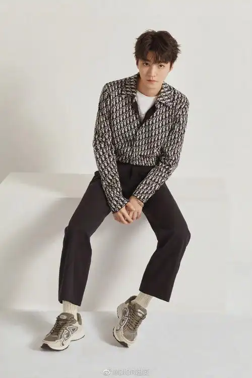 王俊凯新广告大片 西装衬衫 运动鞋 休闲又不失时尚