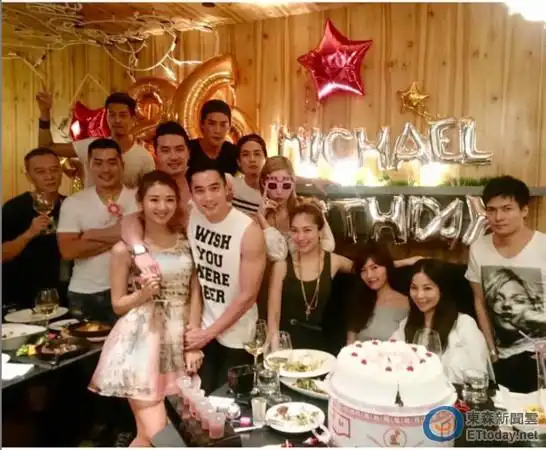▼萧亚轩和elroy一个多月前还一起去友人生日派对.