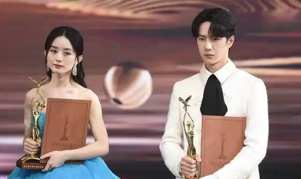 赵丽颖王一博金鹰亮相,神仙cp同框,赵丽颖贴心介绍前辈_获得了_奖项