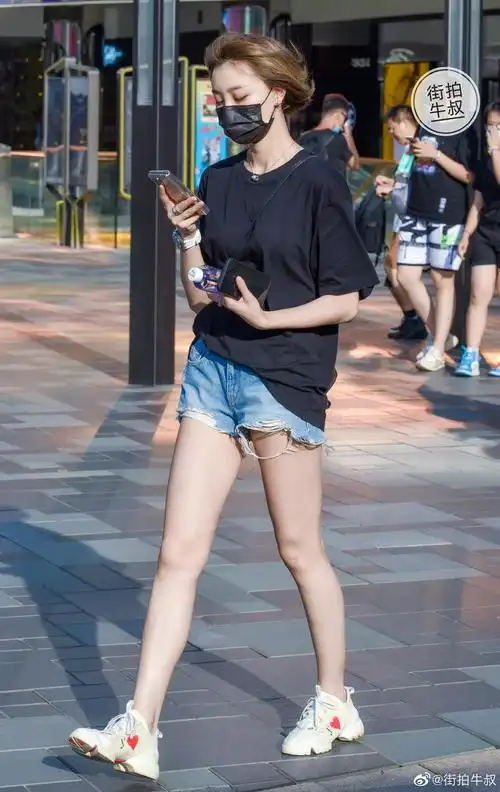 大长腿美女穿着牛仔热裤出街