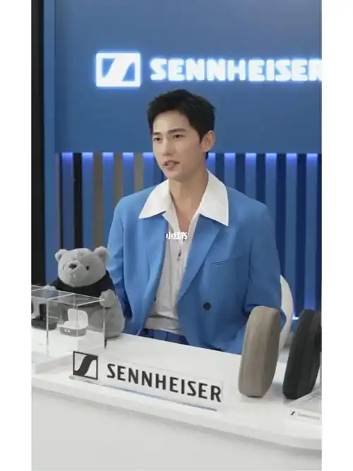 今天的蓝色西装好好看是应援色哦超帅00