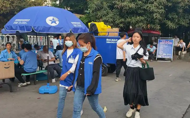 实拍一线城市深圳工厂的下班场景底薪2200好多美女在这里干