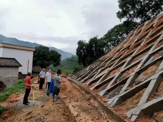 新兴这条村,投入209万,治理山体滑坡!