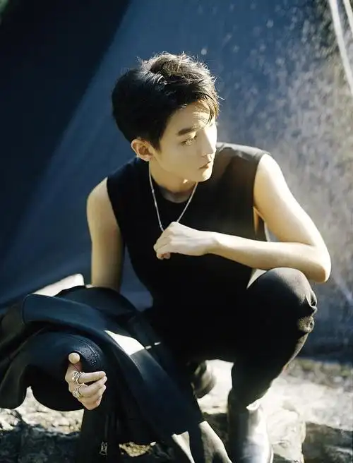 王俊凯最新大片曝光 全黑皮衣造型酷帅不羁