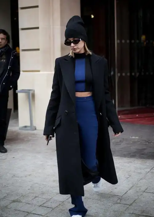 2/ 6黑色的毛呢外套,保暖又大方,穿起来也是格外时髦靓丽的.