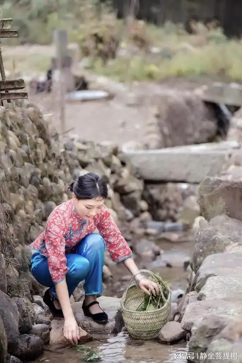 女人正在河边洗衣服一条青蛇忽然钻进了她的衣服里
