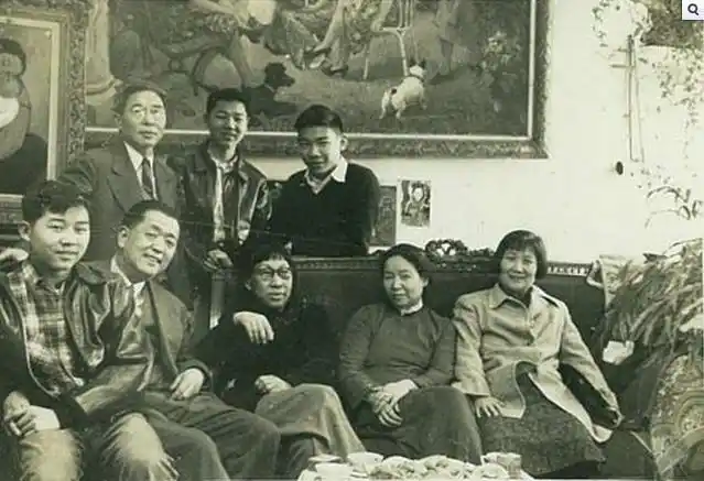 前排中位为潘玉良人世沧桑1960年潘赞化在安徽病逝,玉良悲痛欲绝,遥望