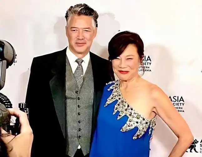 王敏德的大哥叫王盛德,艺名罗素.