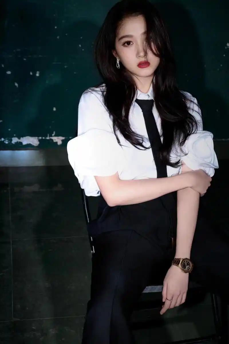 关晓彤白衬衫黑西裤惊艳亮相,优雅干练的造型让人眼前一亮.