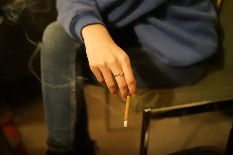 一根烟在手上燃烧着