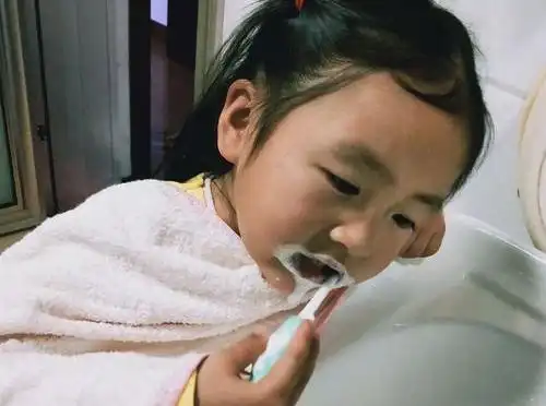 salove深爱u型牙刷丨早晚刷牙保护儿童口腔健康!_牙齿