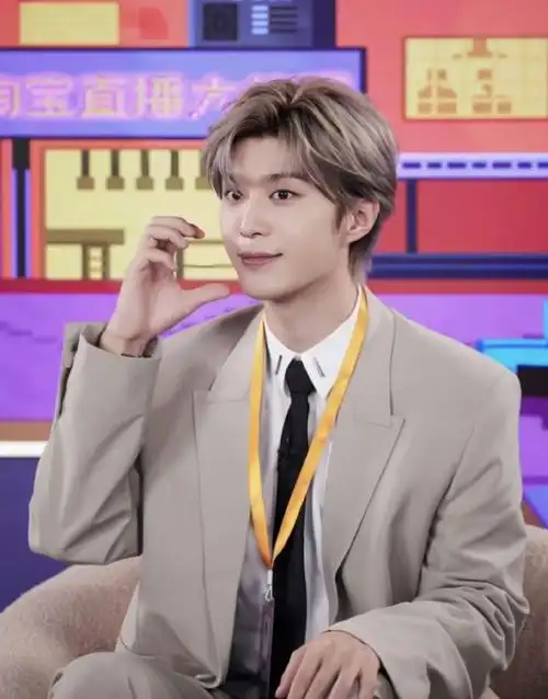 范丞丞乖巧坐姿