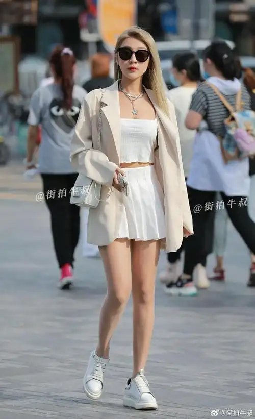 穿白裙的小姐姐