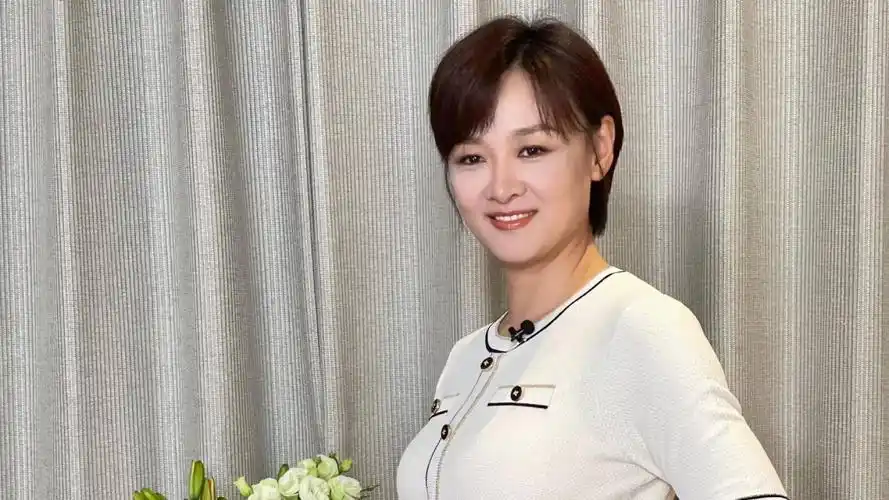 主持人李小萌重回电视舞台,8年前从央视离职,背后原因令人暖心
