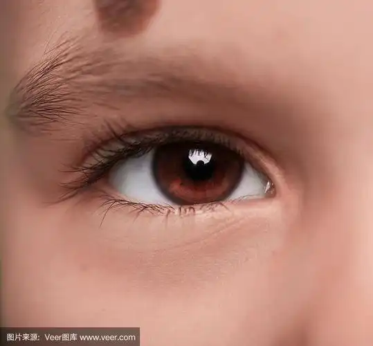 淡褐色眼睛的小女孩