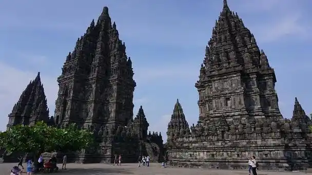 印度尼西亚是一个多岛国家,拥有众多壮丽的景点和令人惊叹的自然景观.