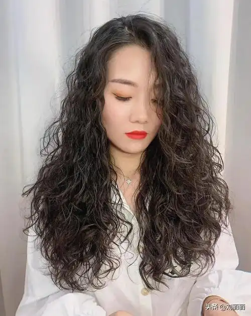 满头烫卷卷的长发自然的披散下来,就算你梳成中分的造型一样可以增加