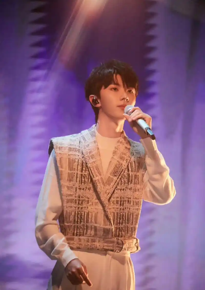 马嘉祺的腰是真的细啊!让很多女生都自愧不如#时代少年团