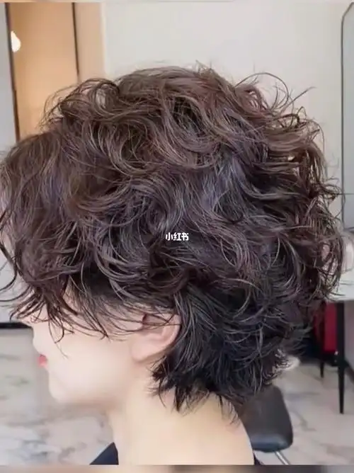 俏皮短发 纹理烫发|||女士超短发烫发分享 酷感飒气卷短发
