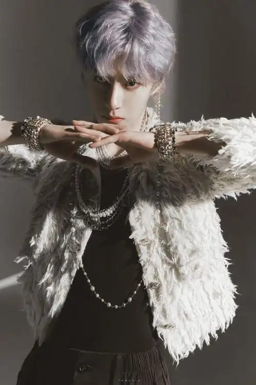 王一博银发撕漫感大片