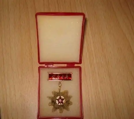 部队得了优秀士兵后发什么东西?就一个奖章吗_百度知道