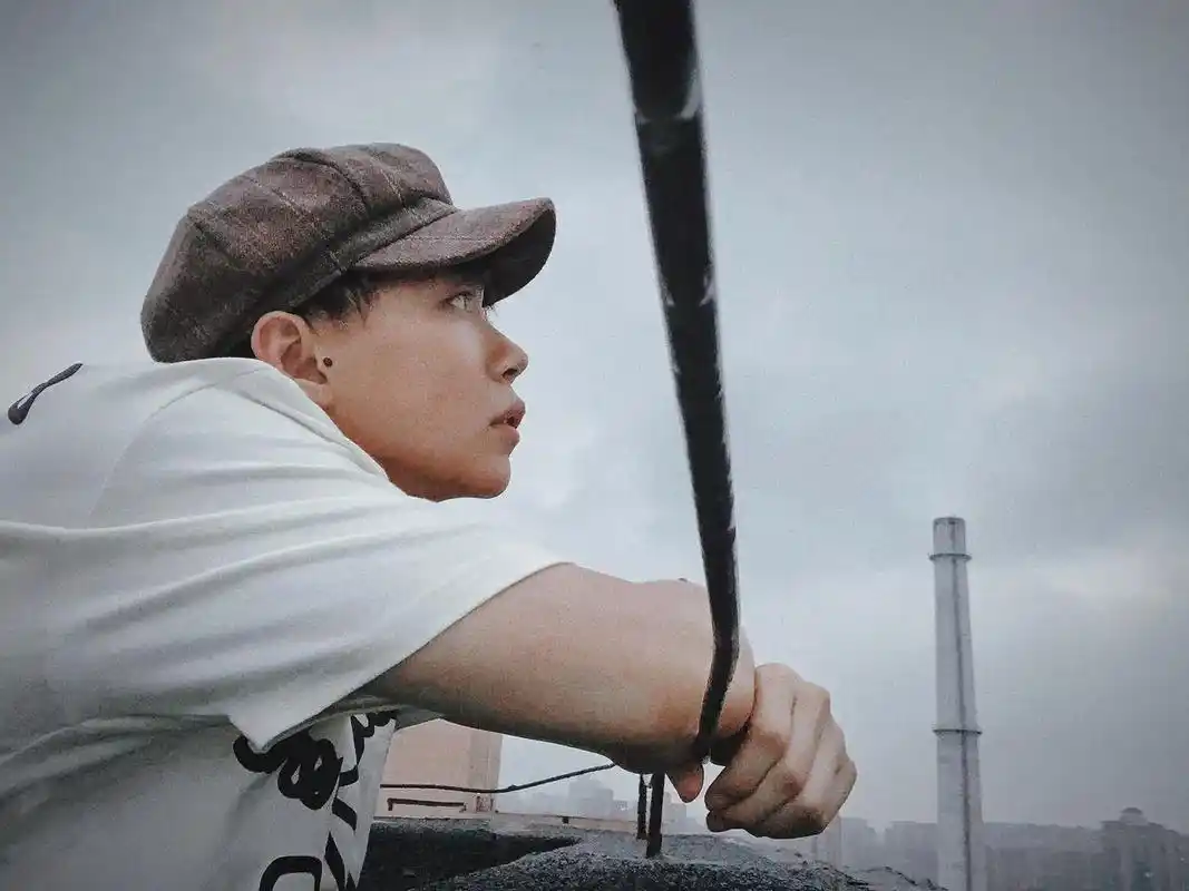 下雨天.淋雨拍#摄影 #男大学生日常 #少年感 #这个夏天  - 抖音