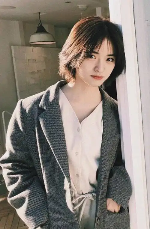 但是现在的沈月,把蘑菇头剪成很有层次感的短发之后,就有点想走那种