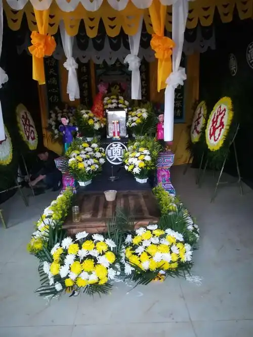 鲜花灵堂布置图