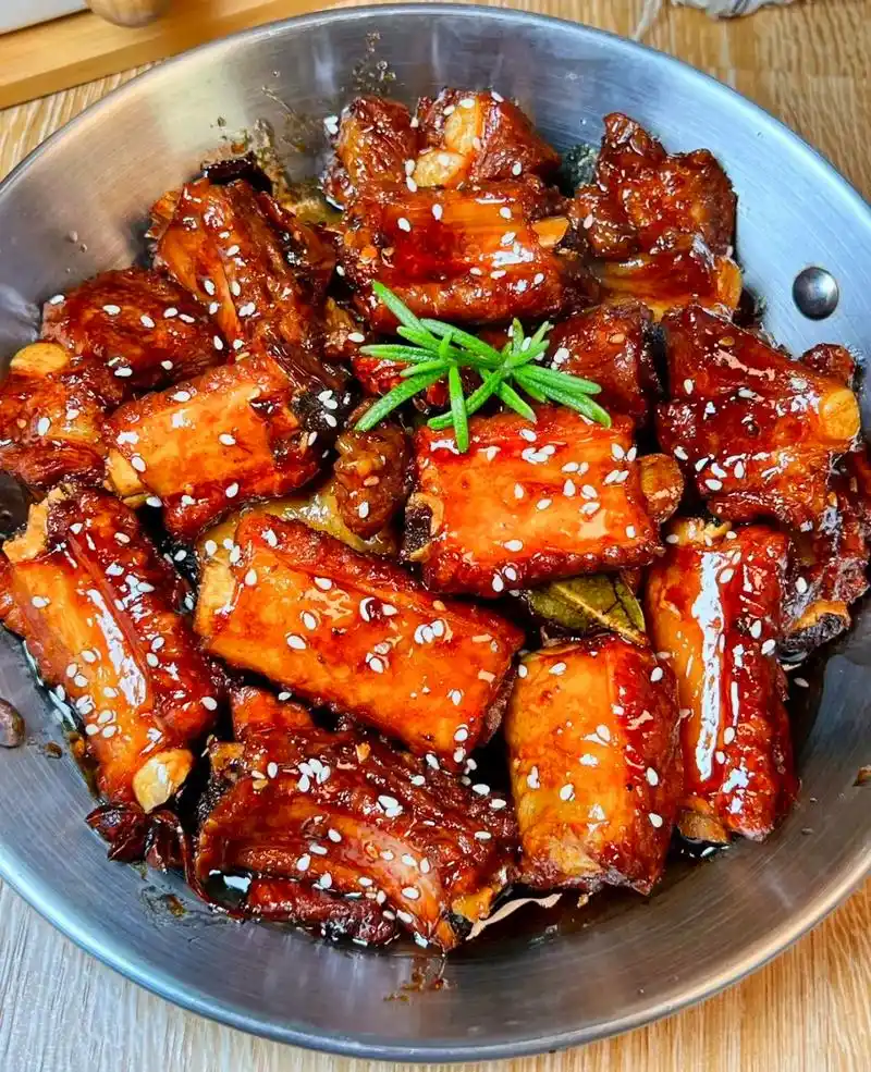 糖醋排骨.食材:500g排骨,葱姜蒜,桂皮,八角,香叶 冰糖 - 抖音