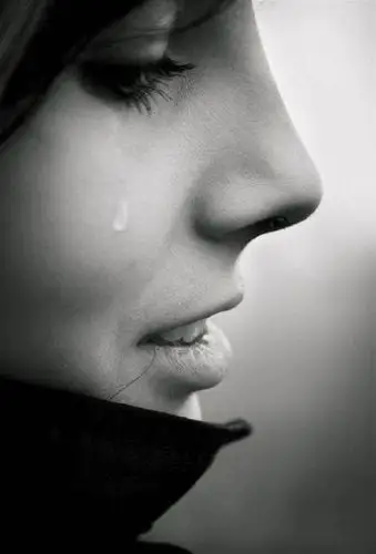 女孩心酸流泪的图片再坚强的姑娘也会流泪