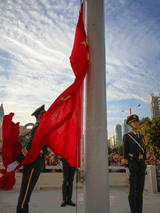 上海人民广场举行升国旗仪式!