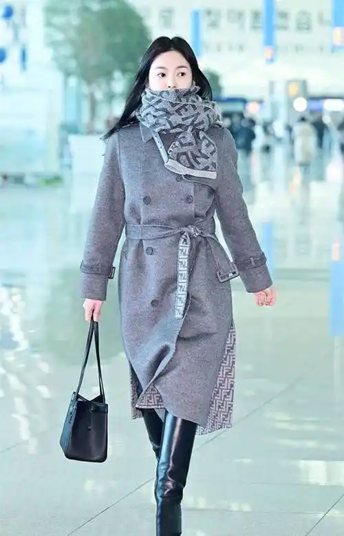 宋慧乔"格雷系"穿搭改变了大家对她的认识,优雅高级又迷人_时尚_造型