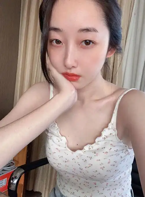 蒋梦婕吊带衫性感自拍照图片