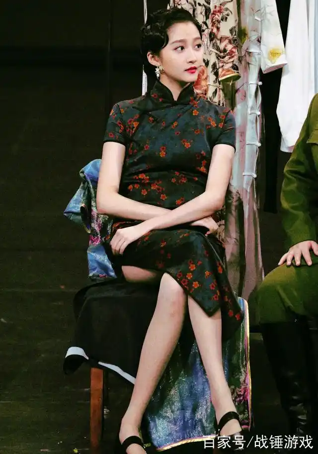 冯提莫旗袍照惊艳亮相,凹凸有致秀身材,网友表示终于长大了