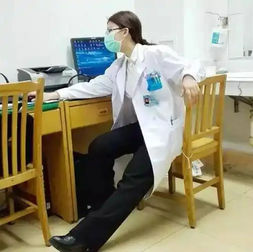 当这个女医生脱下白大褂,身材震惊了无数网友!_健身_时间_工作时