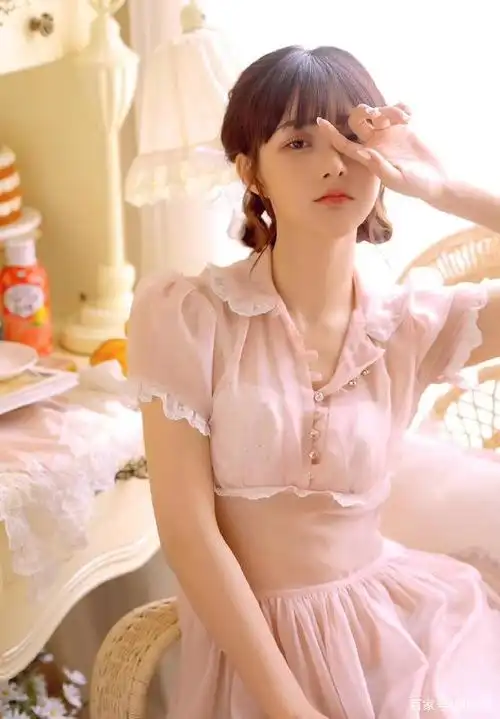 粉色轻纱连衣裙,清新大眼睛美少女