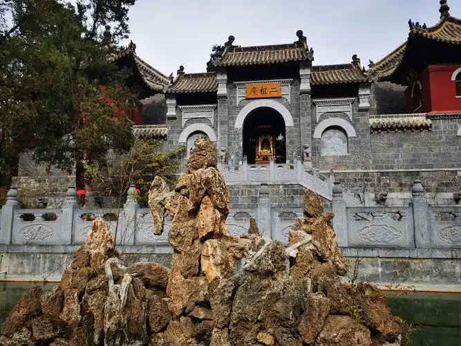 秋阳中仰望二祖庵,明净神圣,伴随着那颗纯净无尘的心.